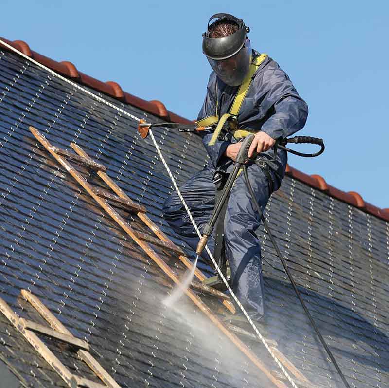 Nettoyage et démoussage toiture - FOURN HABITAT : Nettoyage par bio vapeur, démoussage toiture et application d’une peinture hydrofuge colorée pour toit sur Ergué-Gabéric, Quimper … dans le Finistère (29)